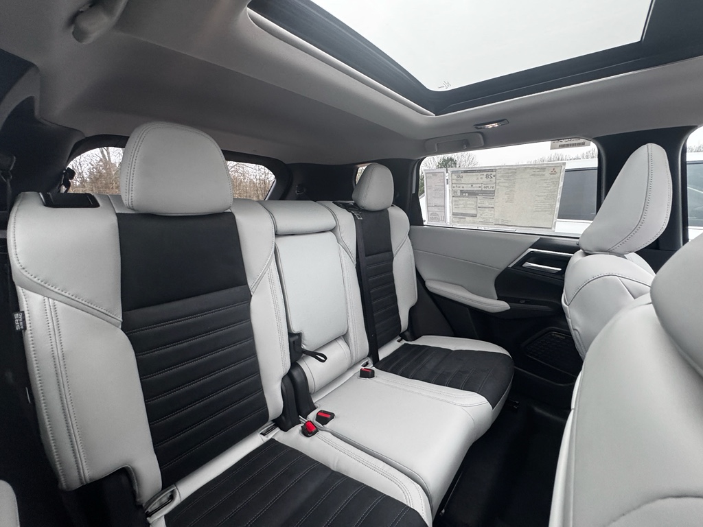 New 2026 White Diamond Mitsubishi SE image 5