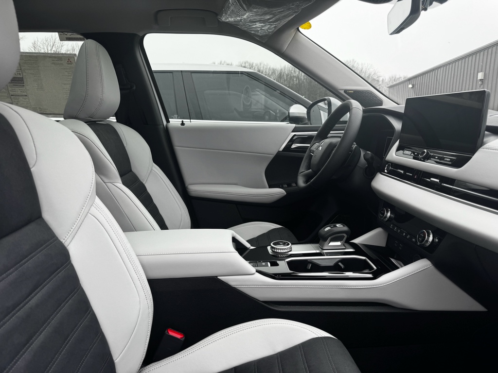 New 2026 White Diamond Mitsubishi SE image 4