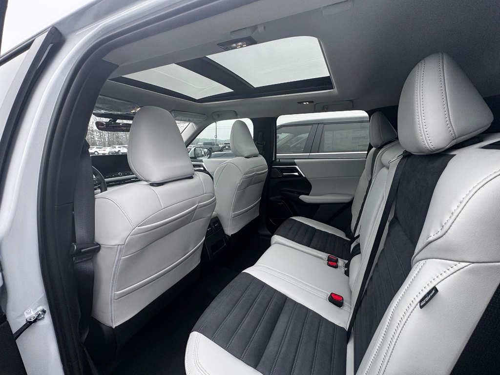 New 2026 White Diamond Mitsubishi SE image 9