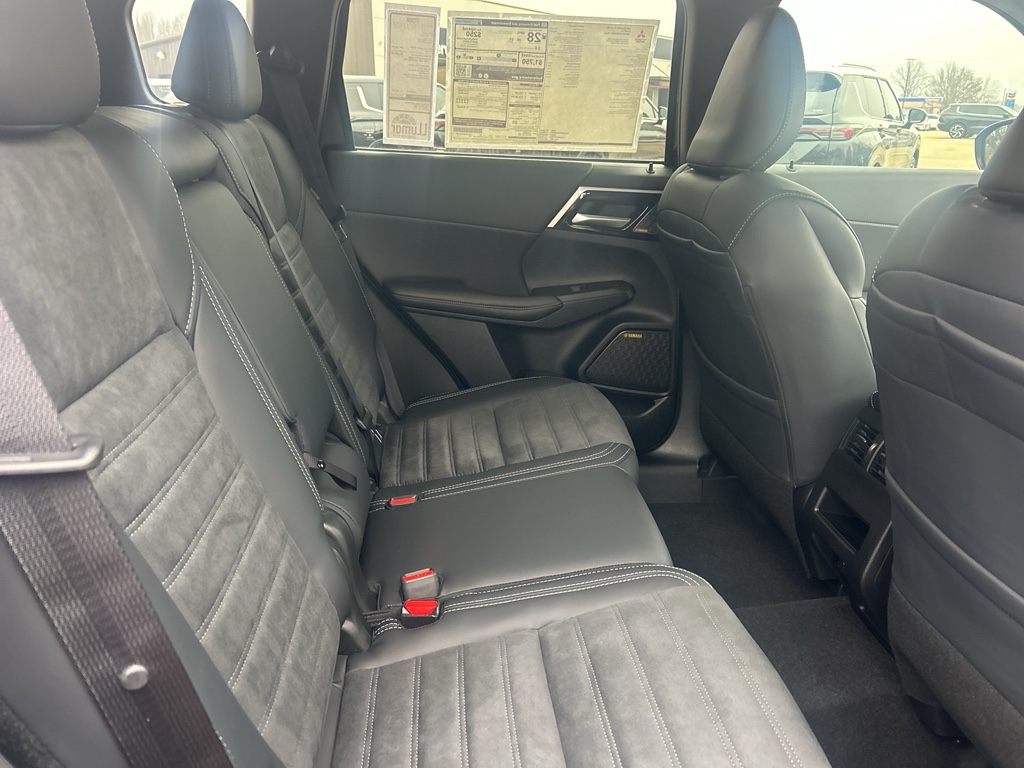 New 2026 Labrador Black Pearl Mitsubishi SE image 8