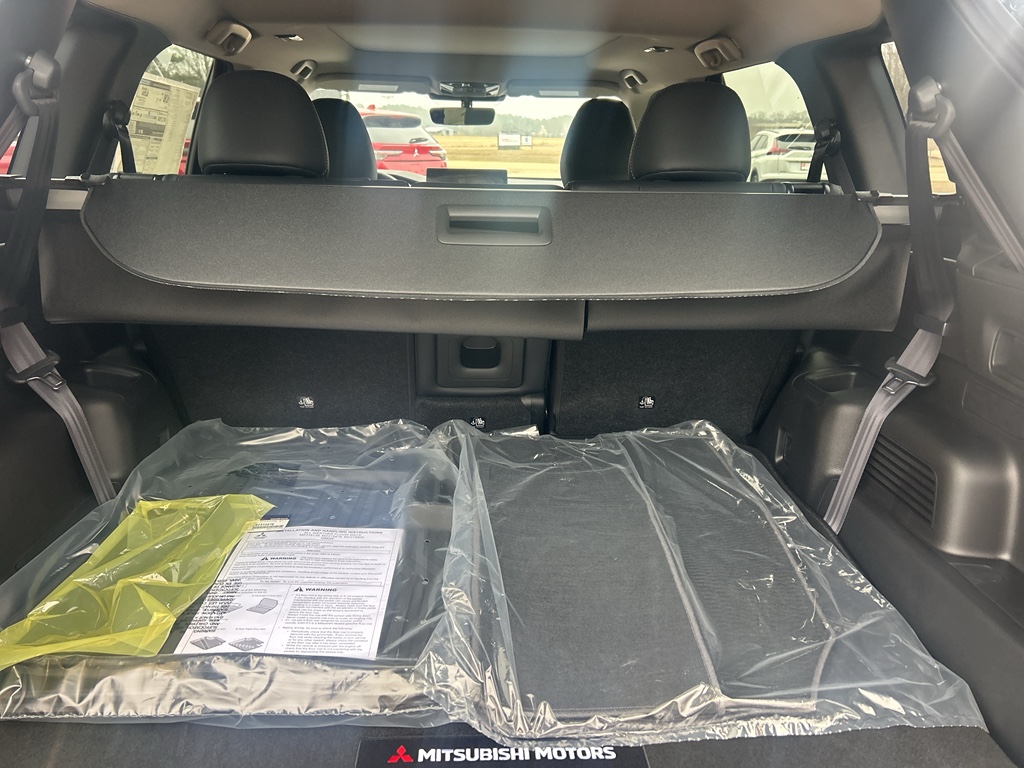 New 2026 Labrador Black Pearl Mitsubishi SE image 7