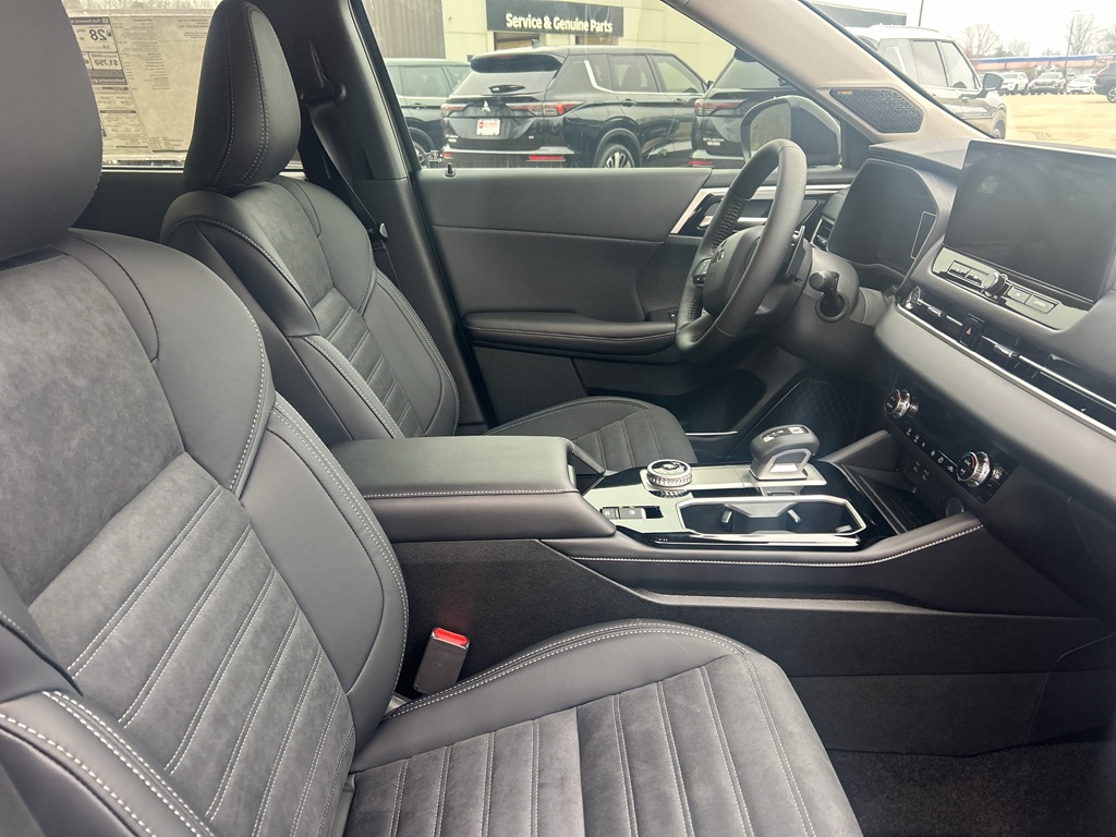 New 2026 Labrador Black Pearl Mitsubishi SE image 10