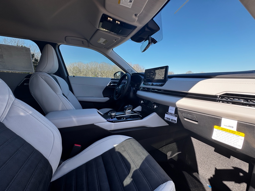 New 2026 Cosmic Blue Metallic Mitsubishi LE image 9