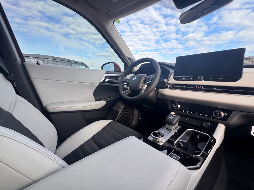 New 2026 Red Diamond Mitsubishi LE image 9