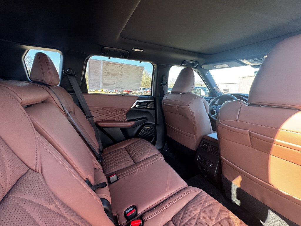 New 2026 White Diamond Mitsubishi SEL image 9