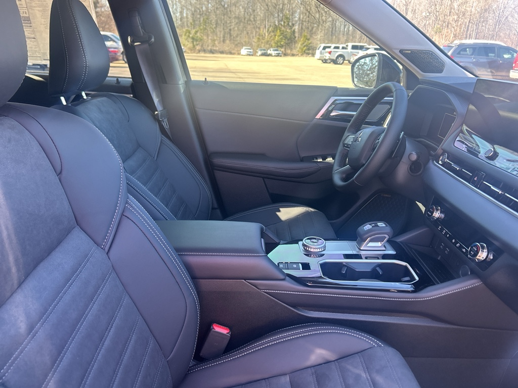 New 2026 Labrador Black Pearl Mitsubishi SE image 9