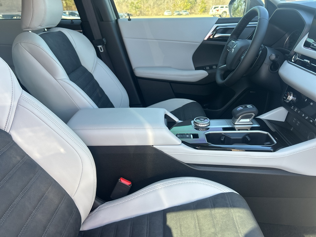 New 2026 Black Diamond Mitsubishi SE image 9