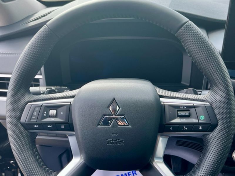 New 2026 Labrador Black Pearl Mitsubishi SE image 9