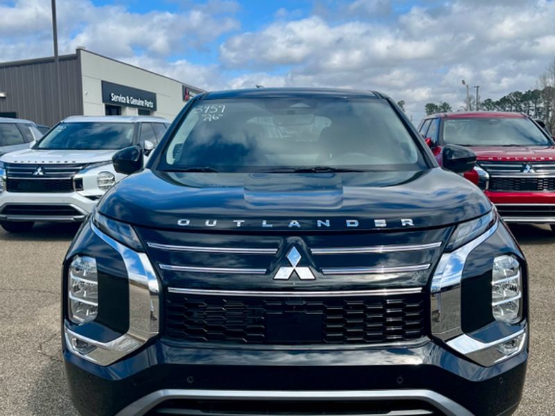 New 2026 Labrador Black Pearl Mitsubishi SE image 2