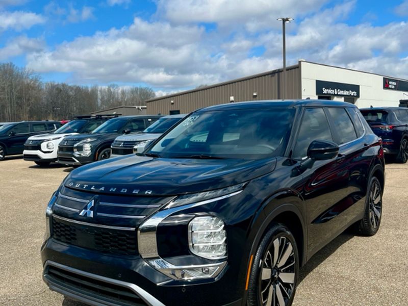 New 2026 Labrador Black Pearl Mitsubishi SE image 3