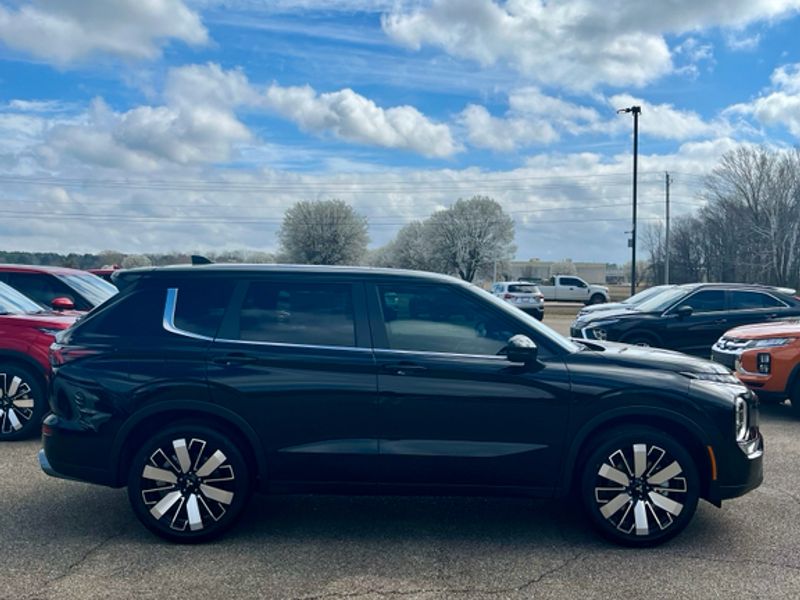 New 2026 Labrador Black Pearl Mitsubishi SE image 6