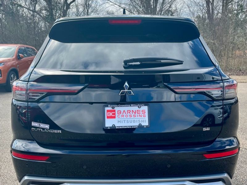 New 2026 Labrador Black Pearl Mitsubishi SE image 8