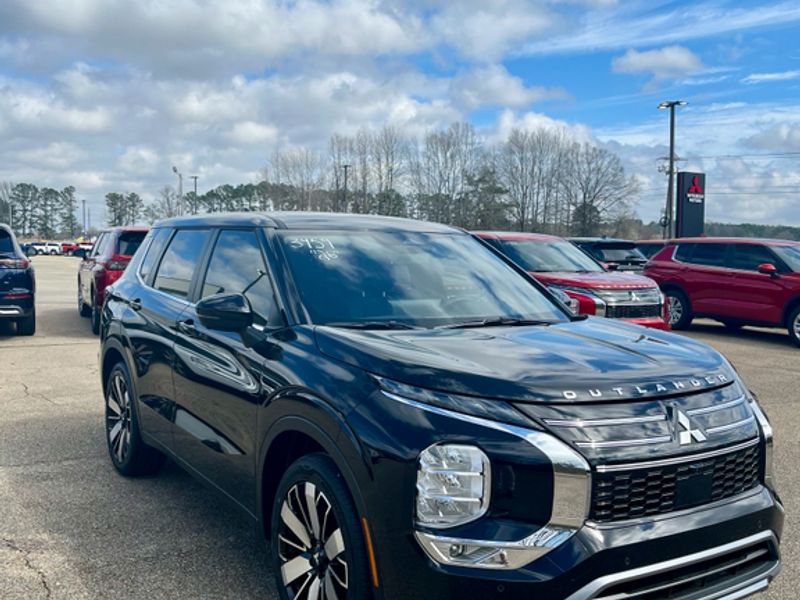 New 2026 Labrador Black Pearl Mitsubishi SE image 4