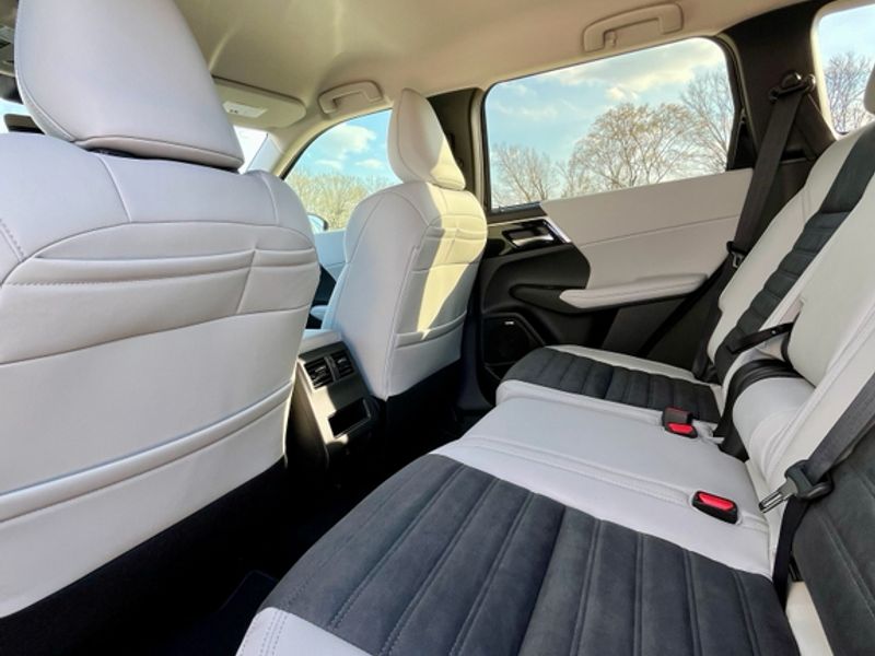 New 2026 Black Diamond Mitsubishi SE image 10