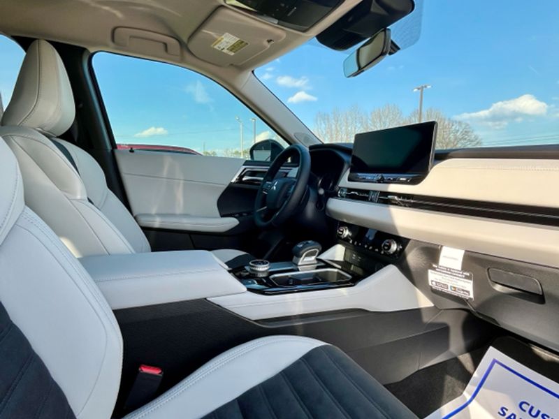 New 2026 Black Diamond Mitsubishi SE image 9