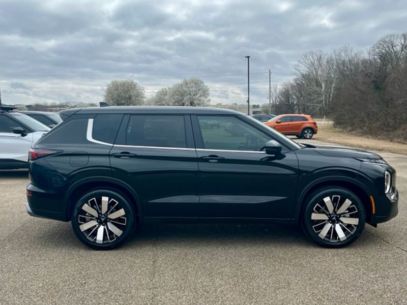 New 2026 Black Diamond Mitsubishi SE image 4