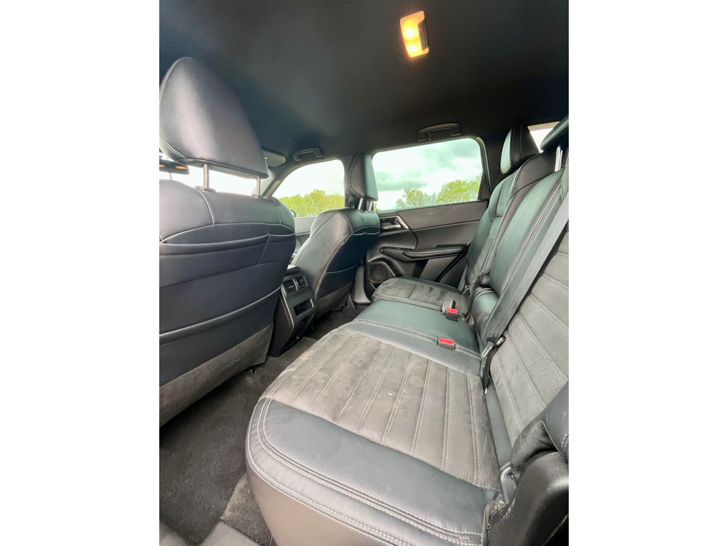 Used 2023 Red Diamond Mitsubishi SE Black Edition image 10