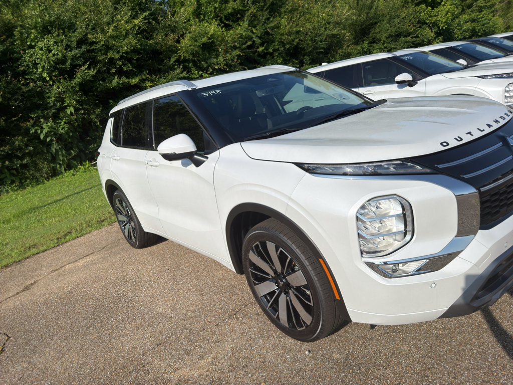 New 2026 White Diamond Mitsubishi SEL image 3