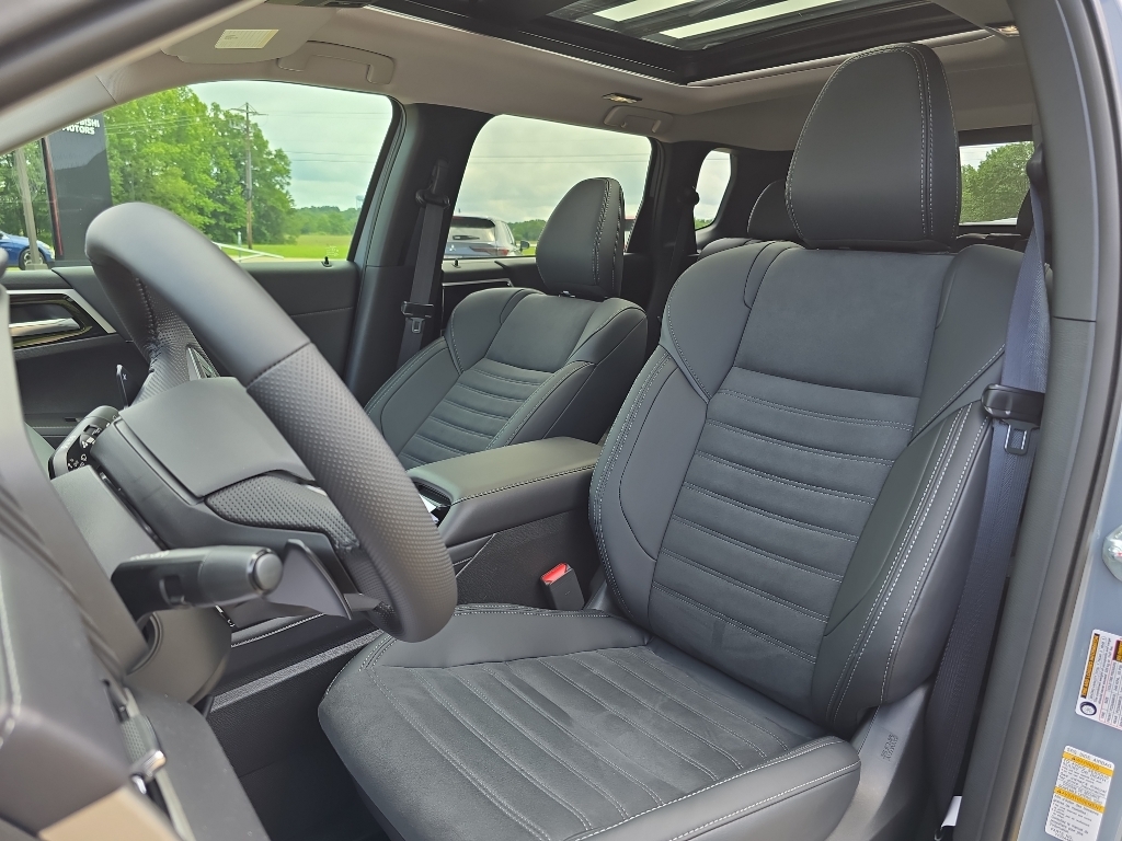 New 2026 Moonstone Geay Metallic Mitsubishi Trail Edition image 4
