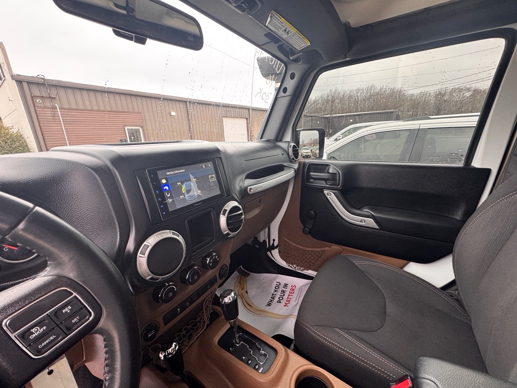 Used 2016 Bright White Clearcoat Jeep Rubicon image 10