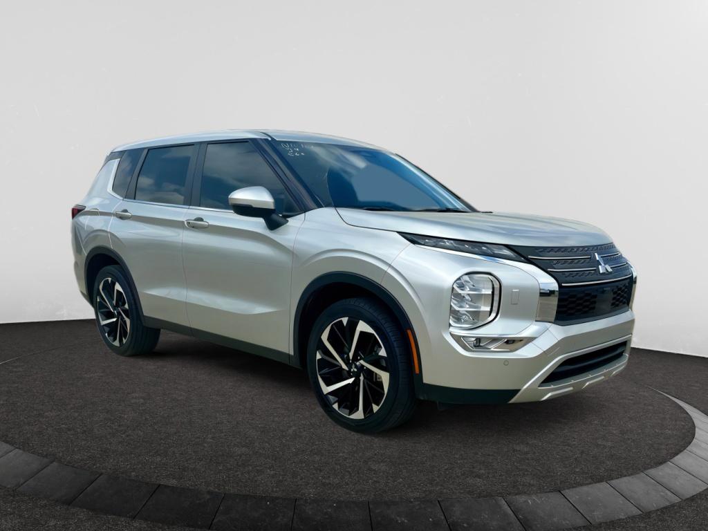 Used 2024 Alloy Silver Metallic Mitsubishi SE image 3