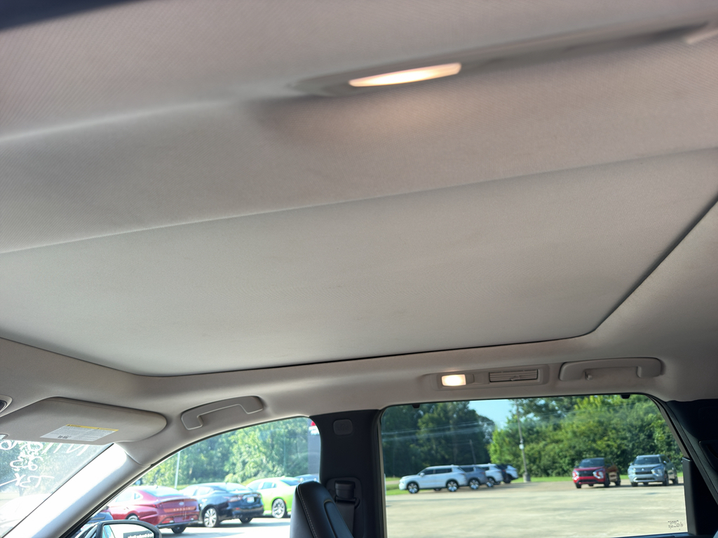 Used 2023 Majestic White INFINITI LUXE image 9