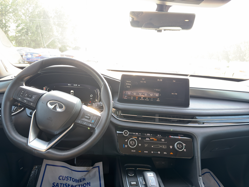 Used 2023 Majestic White INFINITI LUXE image 11