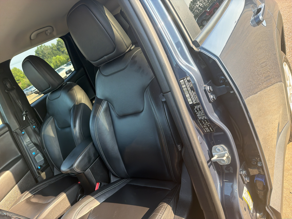 Used 2021 Slate Blue Pearlcoat Jeep Limited image 10