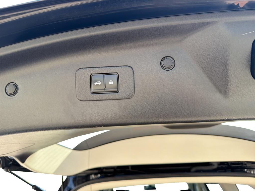 Used 2022 Super Black Nissan SL image 8