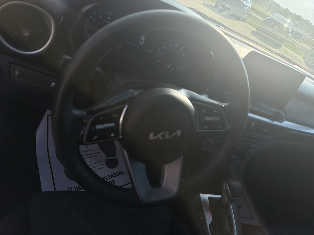 Used 2023 Snow White Pearl Kia LXS image 9