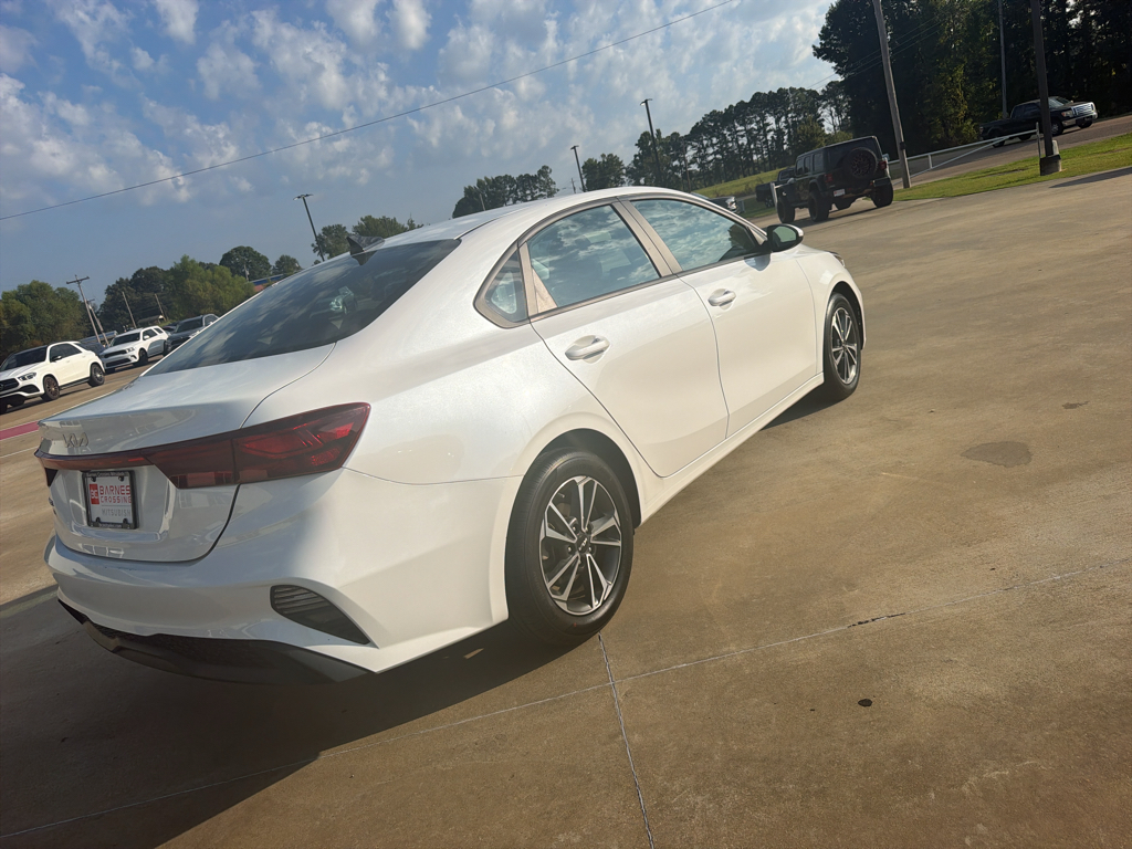 Used 2023 Snow White Pearl Kia LXS image 4