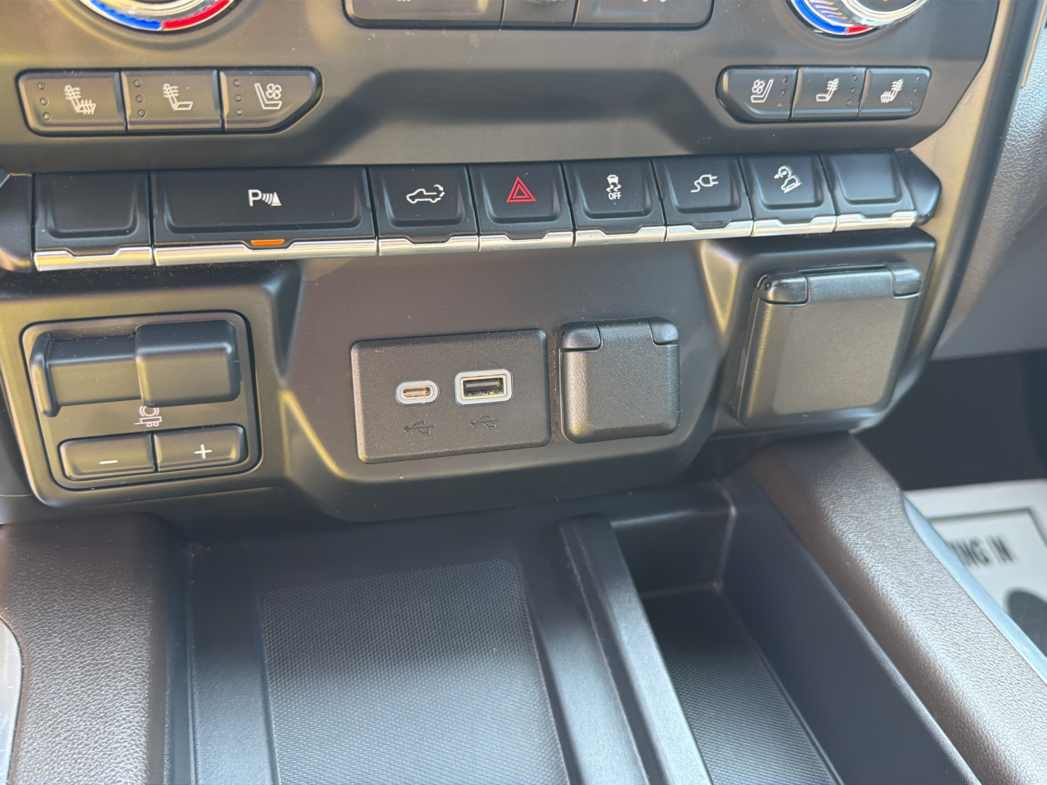 Used 2021 White Frost Tricoat GMC Denali image 17