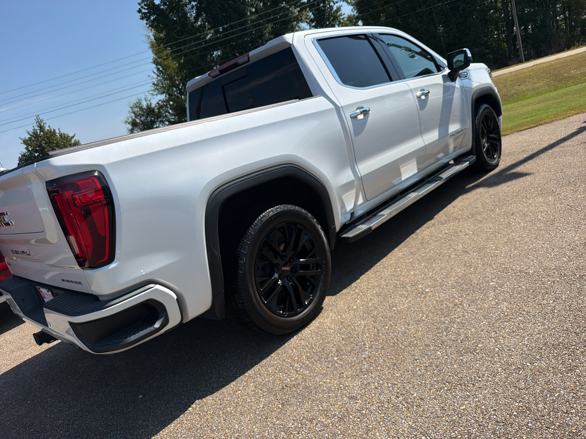 Used 2021 White Frost Tricoat GMC Denali image 4