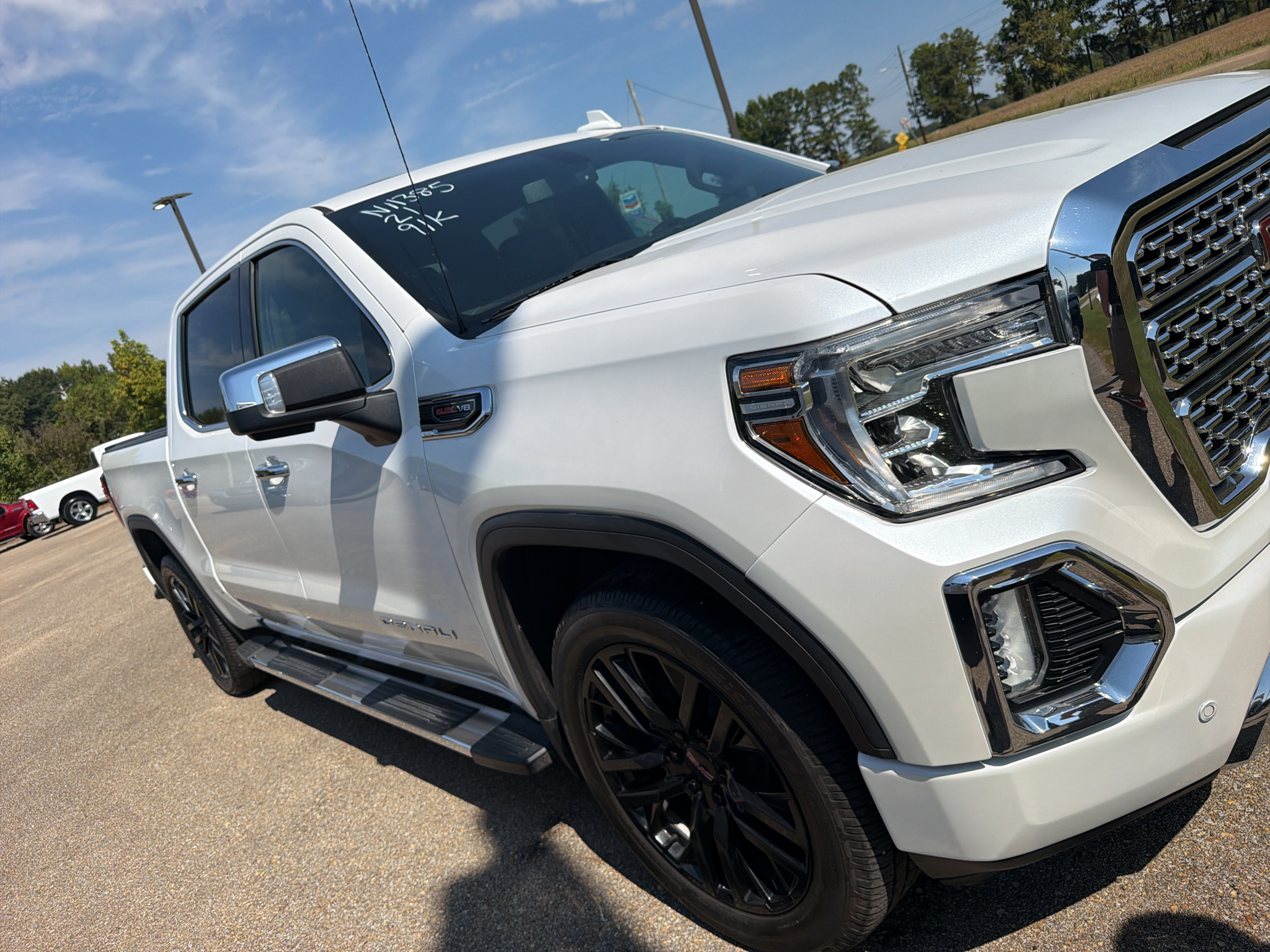 Used 2021 White Frost Tricoat GMC Denali image 3