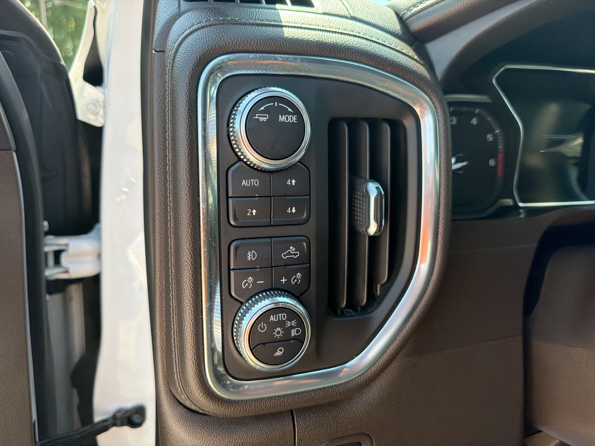 Used 2021 White Frost Tricoat GMC Denali image 11