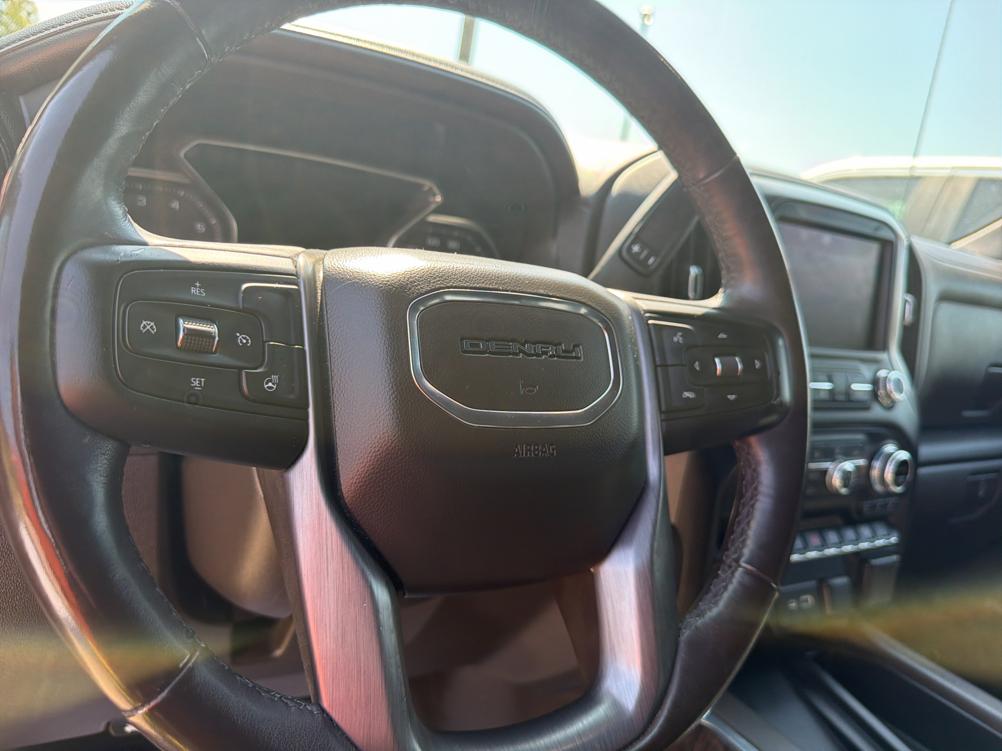 Used 2021 White Frost Tricoat GMC Denali image 13