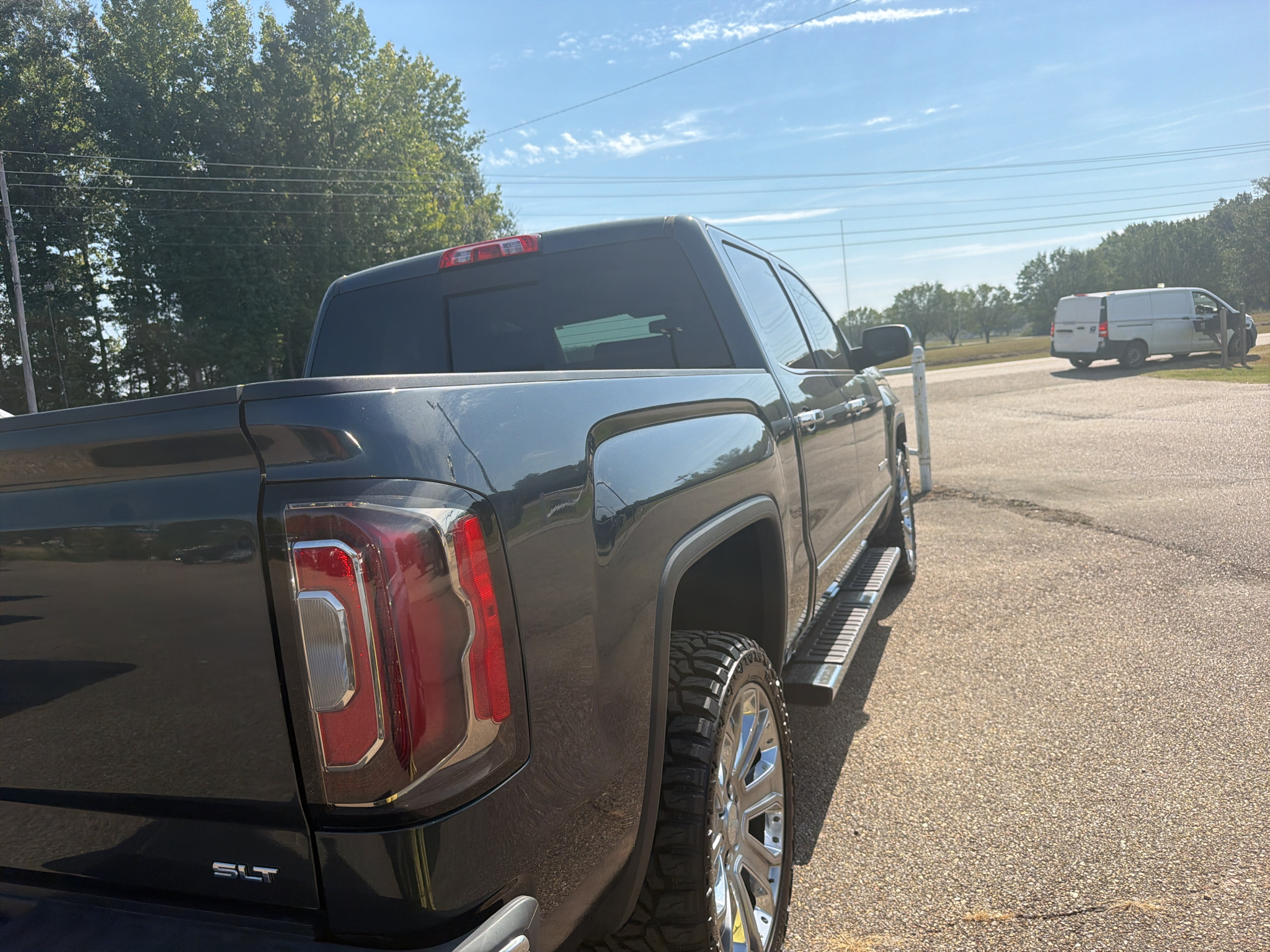 Used 2018 Dark Slate Metallic GMC SLT image 4