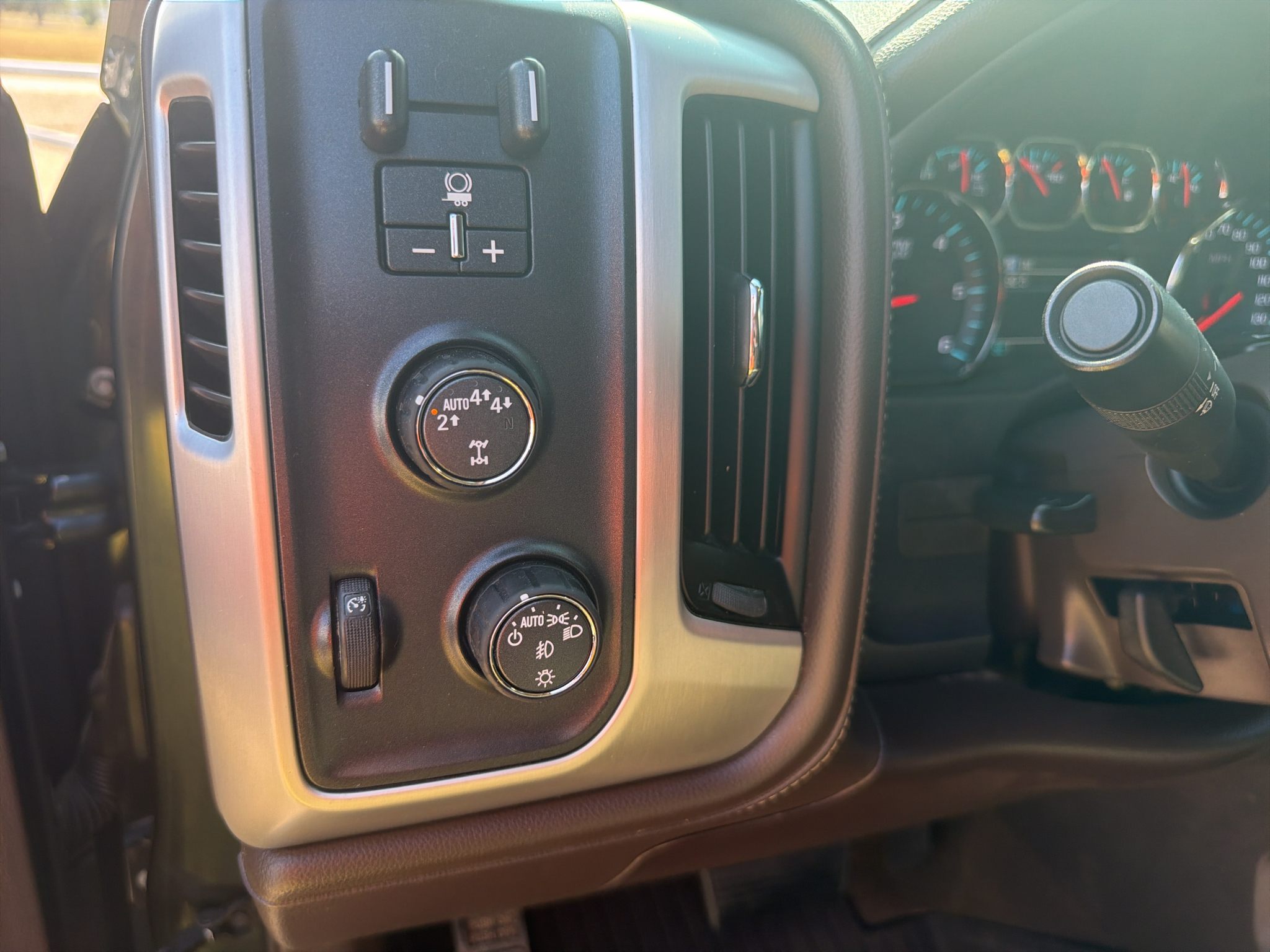 Used 2018 Dark Slate Metallic GMC SLT image 13