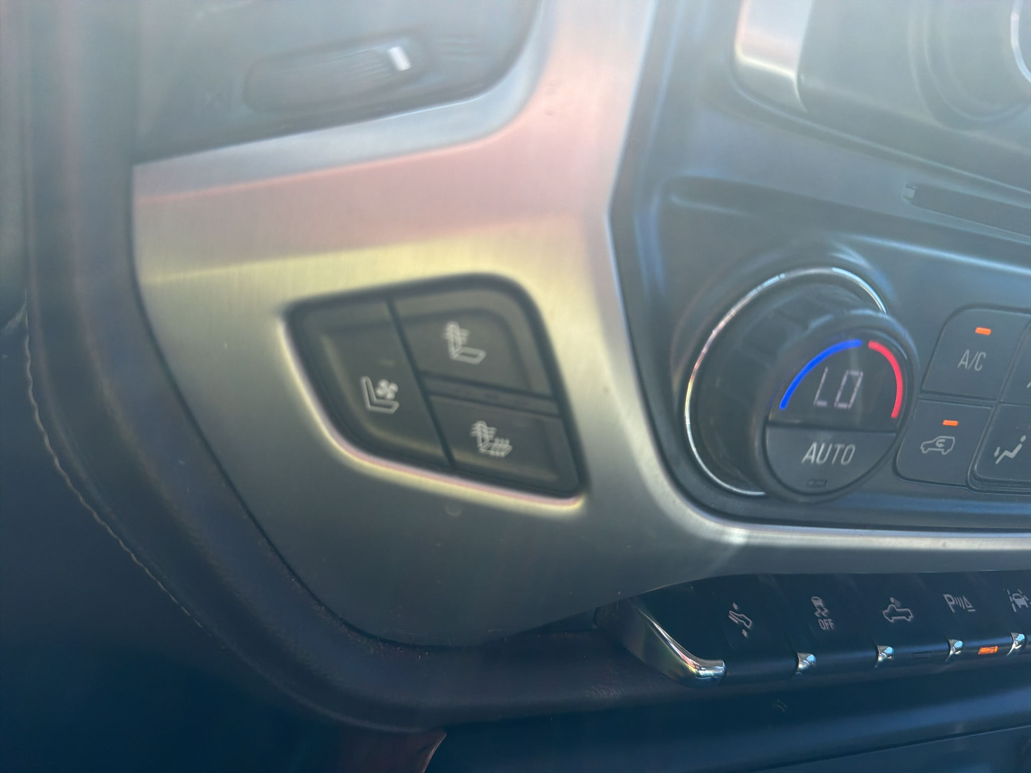 Used 2018 Dark Slate Metallic GMC SLT image 7