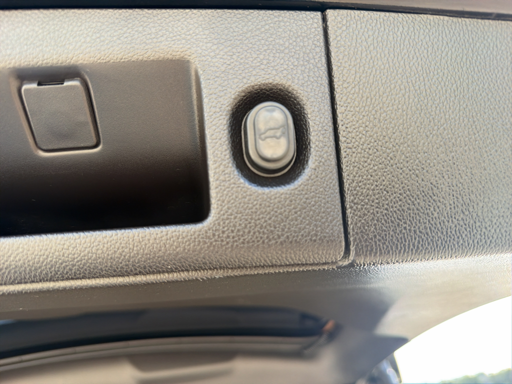 Used 2016 Onyx Black GMC Denali image 9