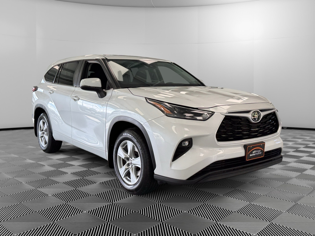 2024 Toyota Highlander LE's photo