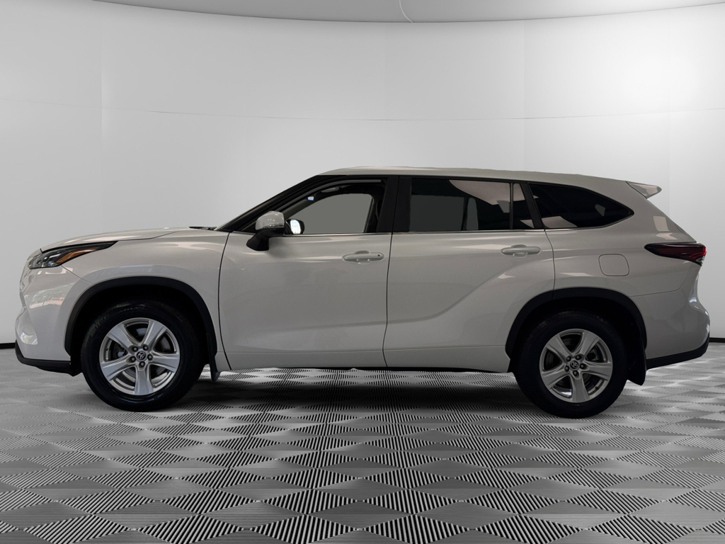 2024 Toyota Highlander LE photo 4