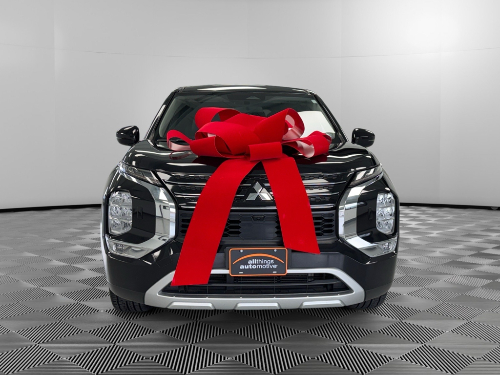 2023 Mitsubishi Outlander SE photo 2