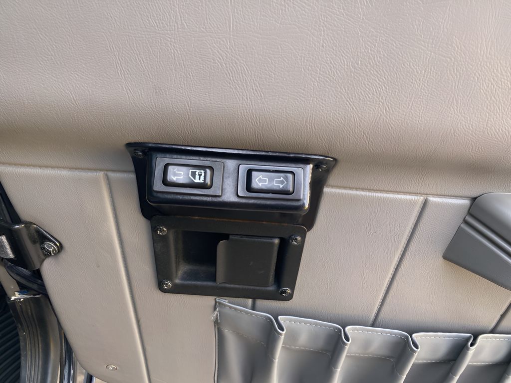2000 Hummer H1 1 1/4 ton photo 10