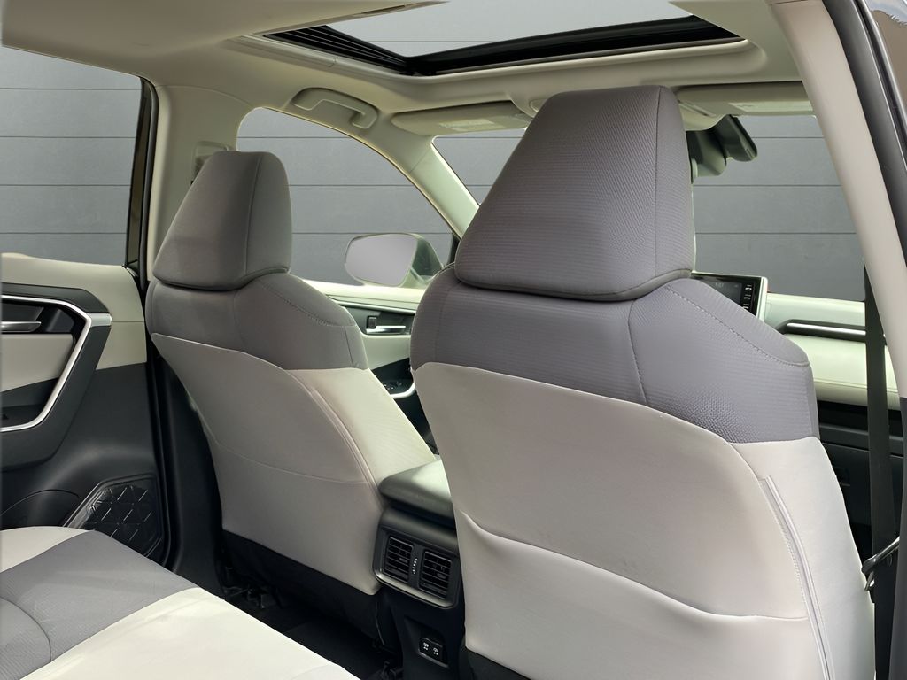 2019 Toyota RAV4 Hybrid XLE photo 20