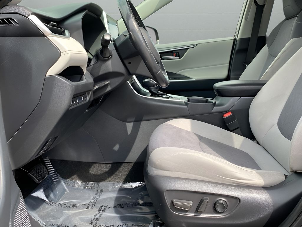 2019 Toyota RAV4 Hybrid XLE photo 8