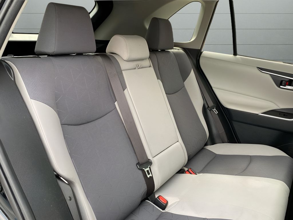 2019 Toyota RAV4 Hybrid XLE photo 18