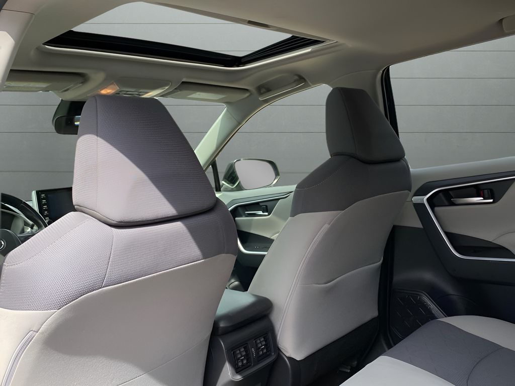2019 Toyota RAV4 Hybrid XLE photo 12