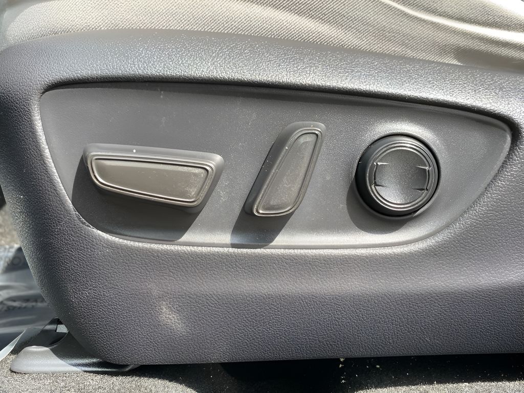 2019 Toyota RAV4 Hybrid XLE photo 10