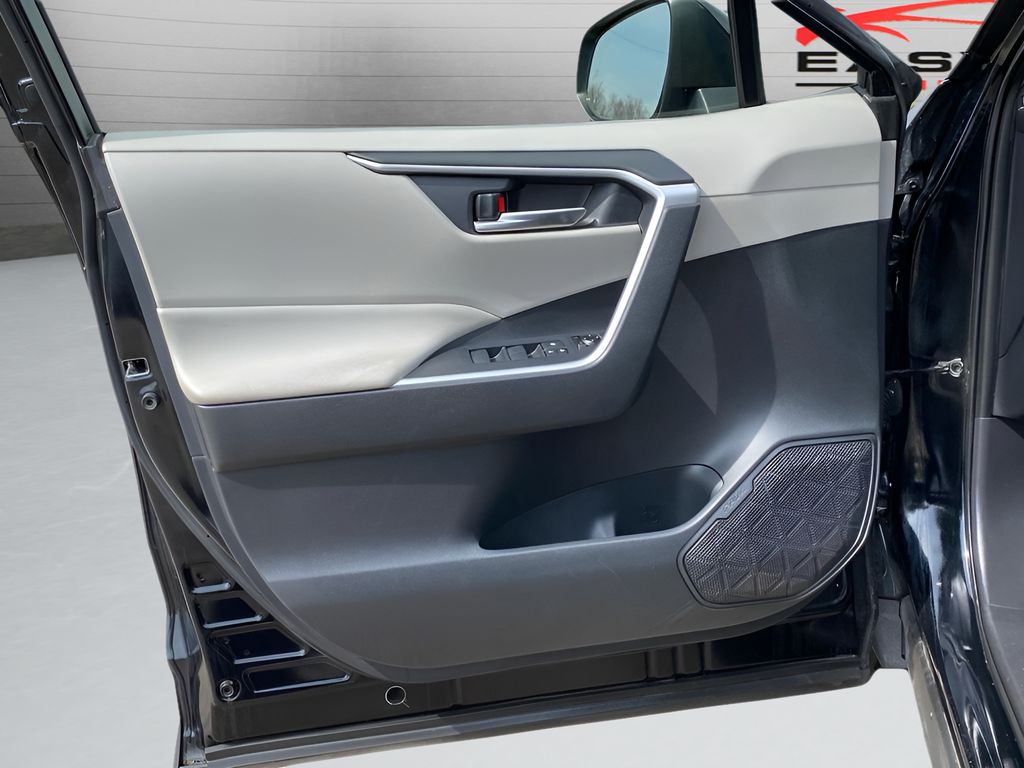 2019 Toyota RAV4 Hybrid XLE photo 6